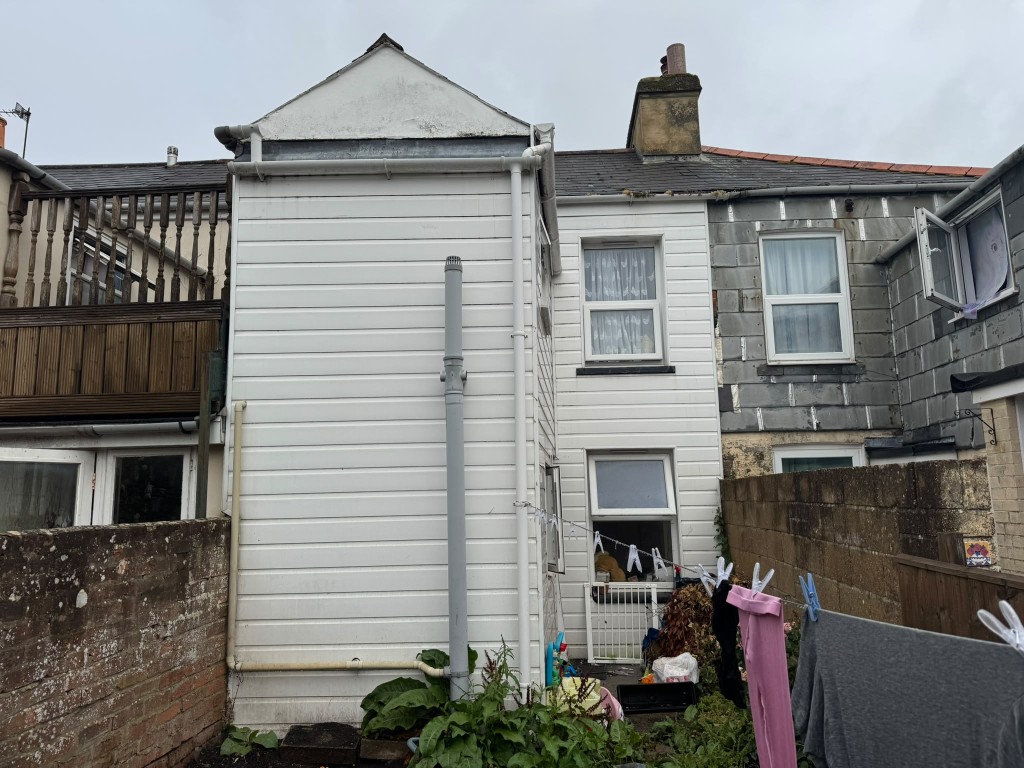 Lot: 175 - TWO-BEDROOM MID-TERRACE HOUSE FOR INVESTMENT - Rear elevation
